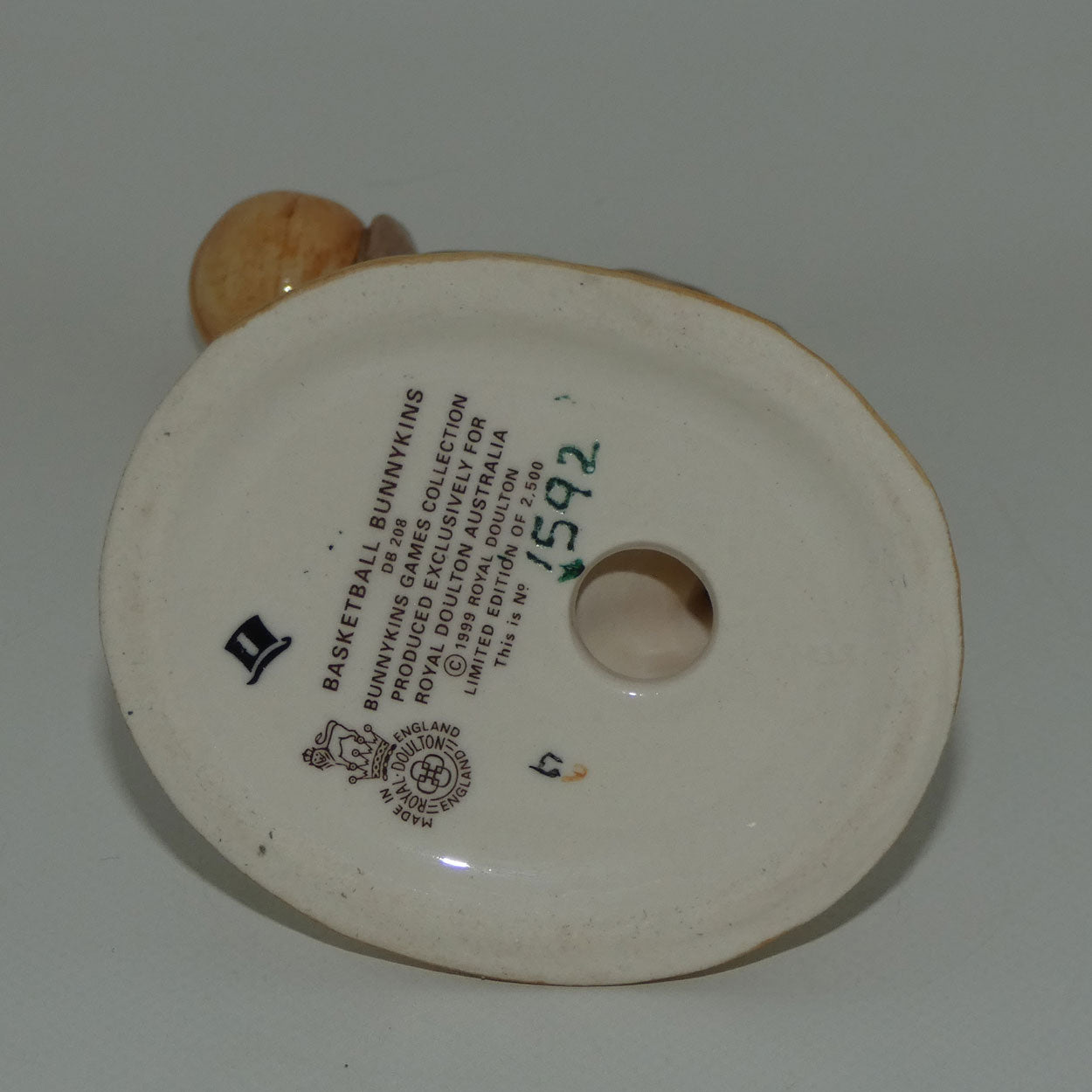 db208-royal-doulton-bunnykins-basketball