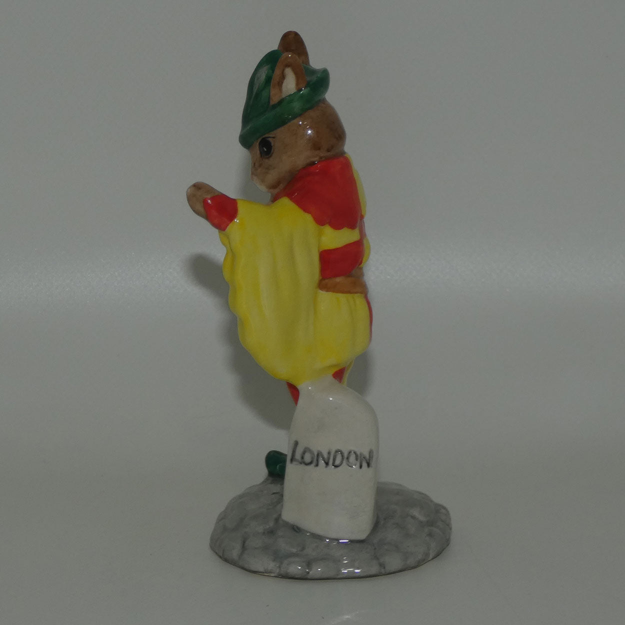 db211-royal-doulton-bunnykins-minstrel-bunnykins