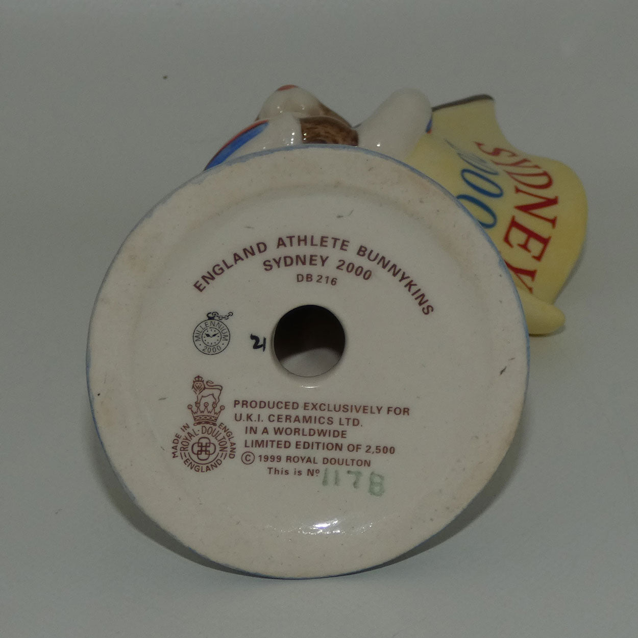 db216-royal-doulton-bunnykins-england-athlete