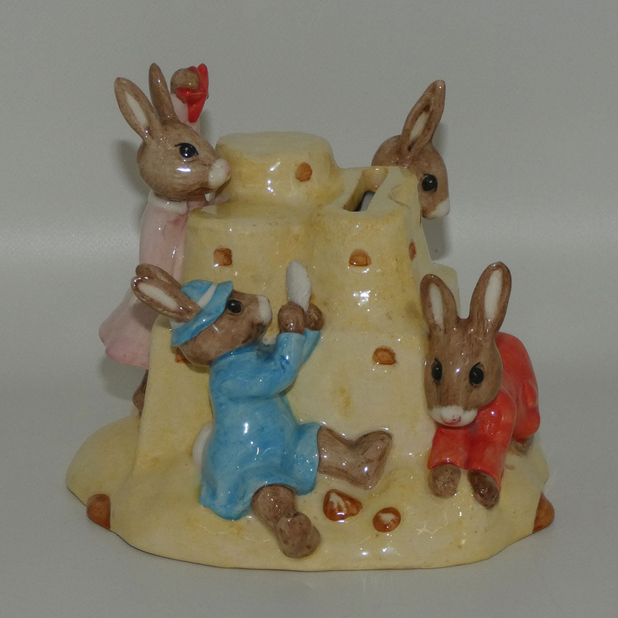db228-royal-doulton-bunnykins-sandcastle-money-box