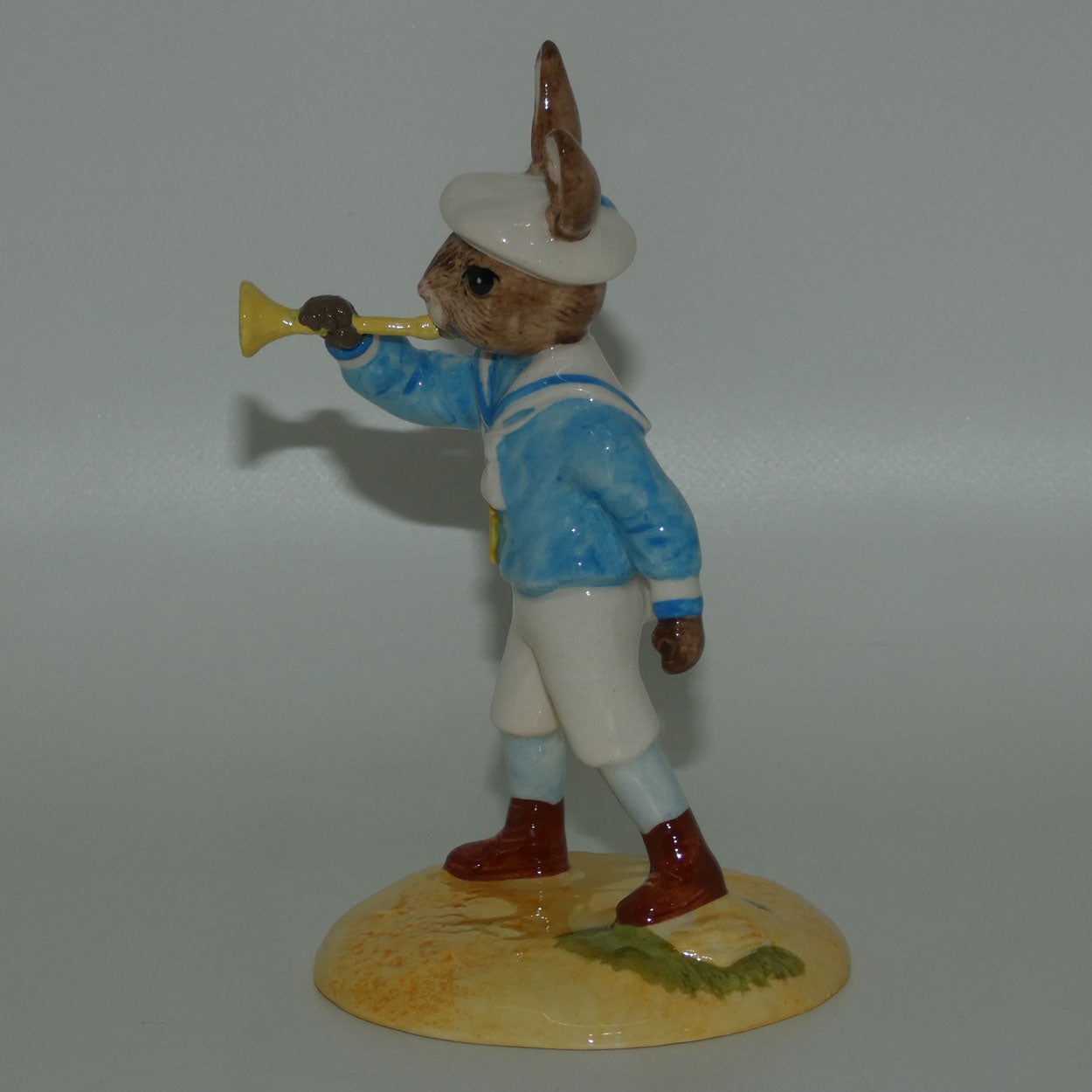 db239-royal-doulton-bunnykins-little-boy-blue