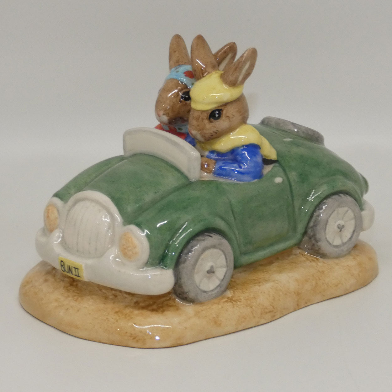 db260-royal-doulton-bunnykins-day-trip