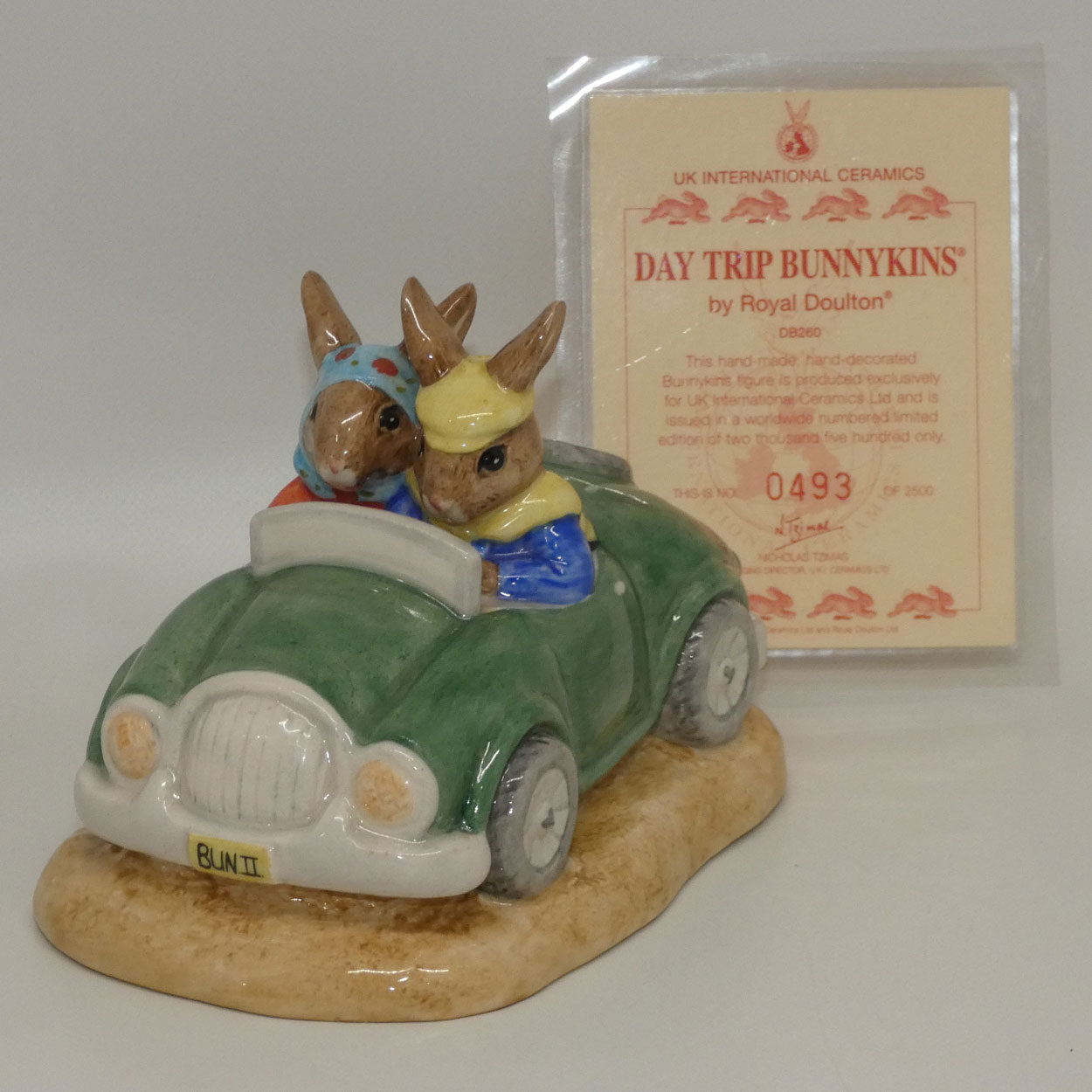 db260-royal-doulton-bunnykins-day-trip