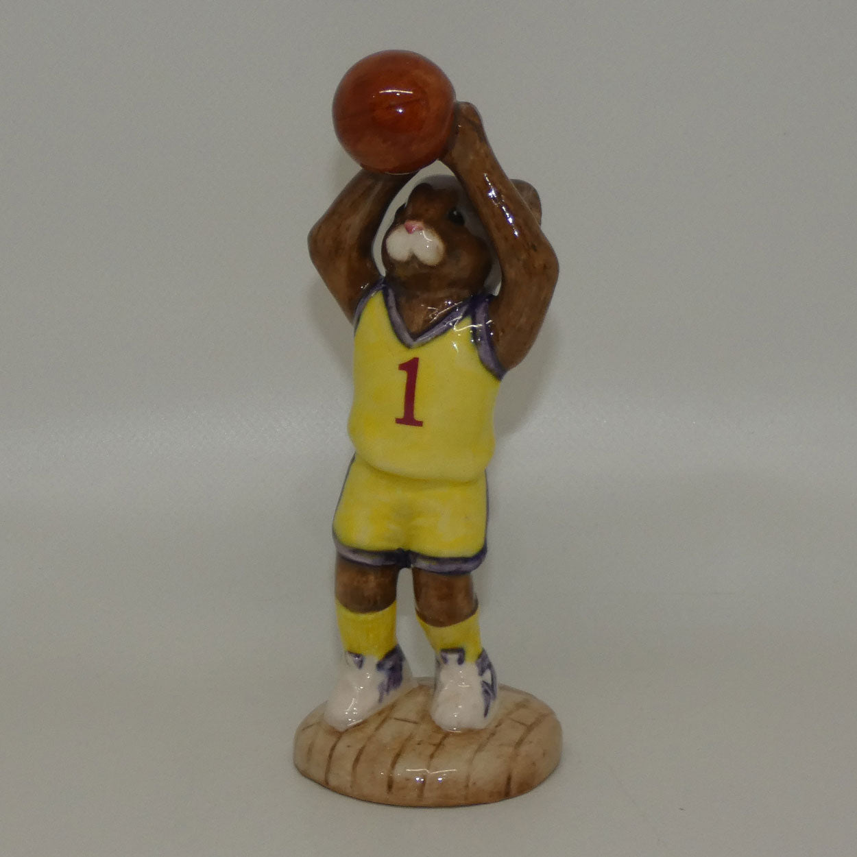 db262-royal-doulton-bunnykins-basketball