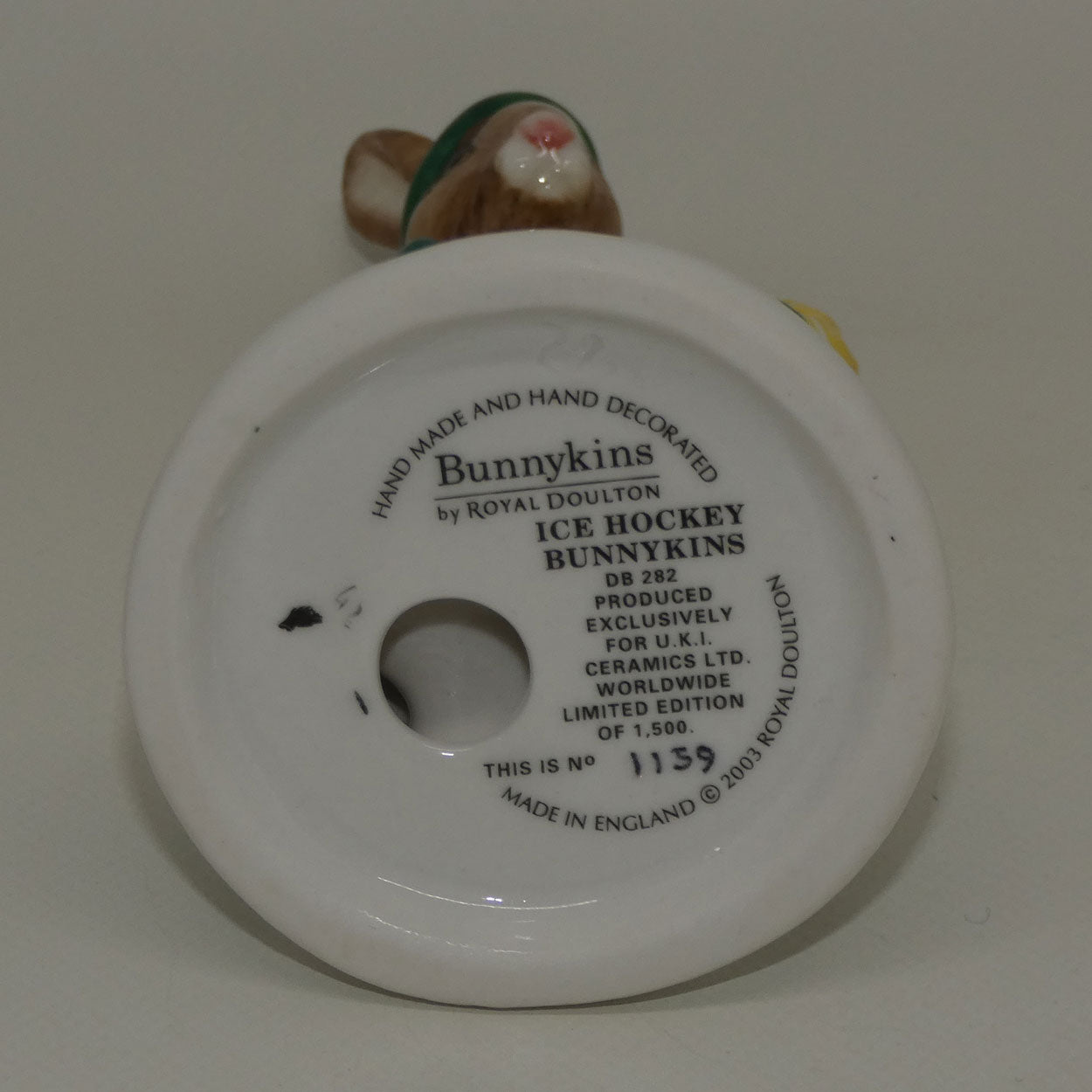 db282-royal-doulton-bunnykins-ice-hockey