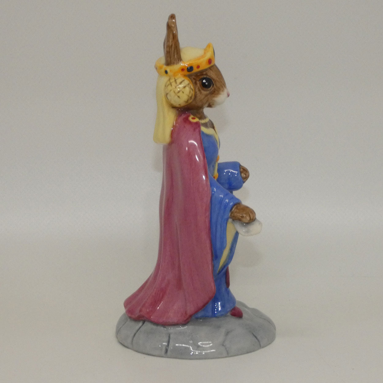 db302-royal-doulton-bunnykins-queen-guinevere