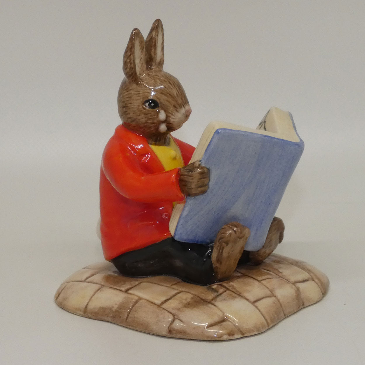 db401-royal-doulton-bunnykins-william-reading-without-tears