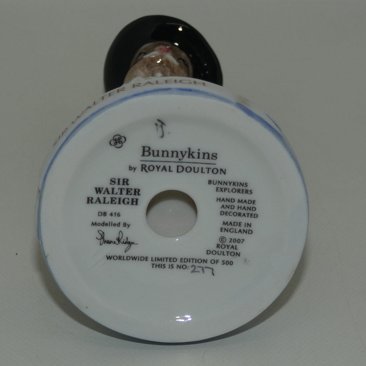 db416-royal-doulton-bunnykins-sir-walter-raleigh