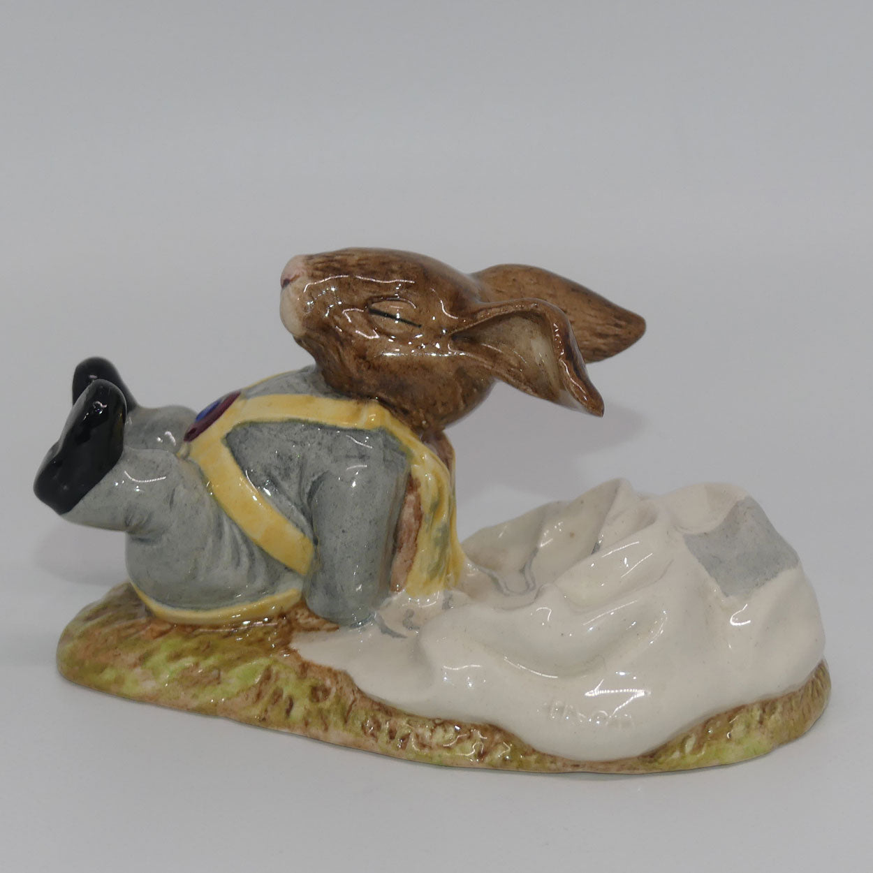db041-royal-doulton-bunnykins-freefall-light-grey-no-box