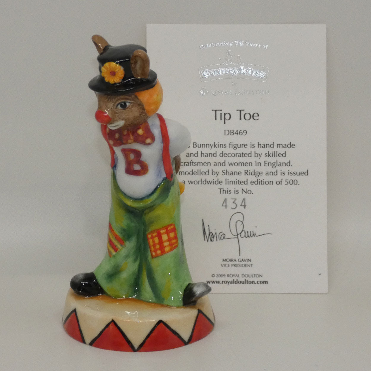 db469-royal-doulton-bunnykins-tiptoe