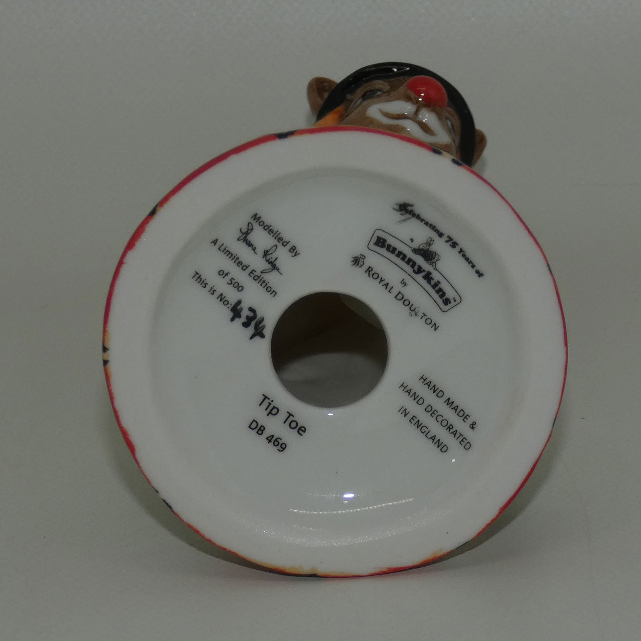 db469-royal-doulton-bunnykins-tiptoe
