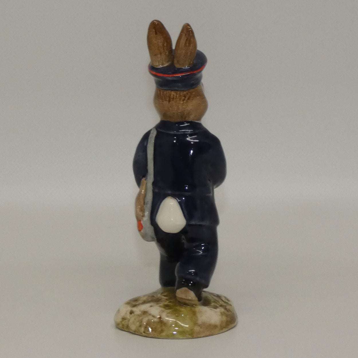 db076-royal-doulton-bunnykins-postman