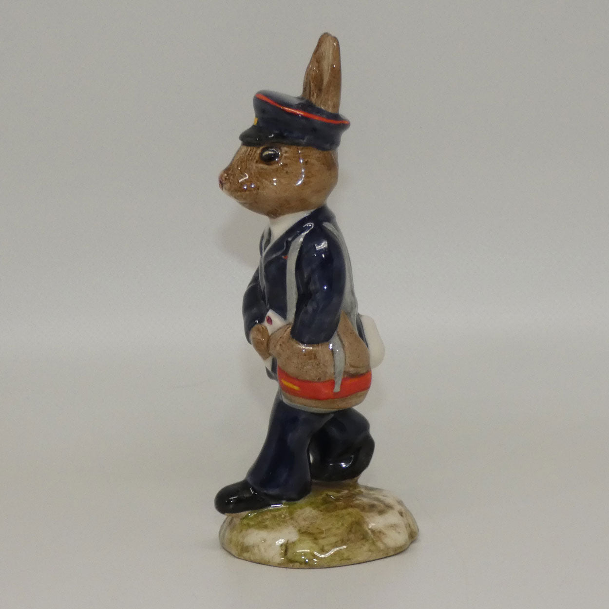 db076-royal-doulton-bunnykins-postman