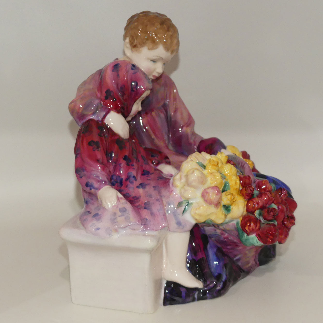 HN1342 Royal Doulton figurine The Flower Seller's Children