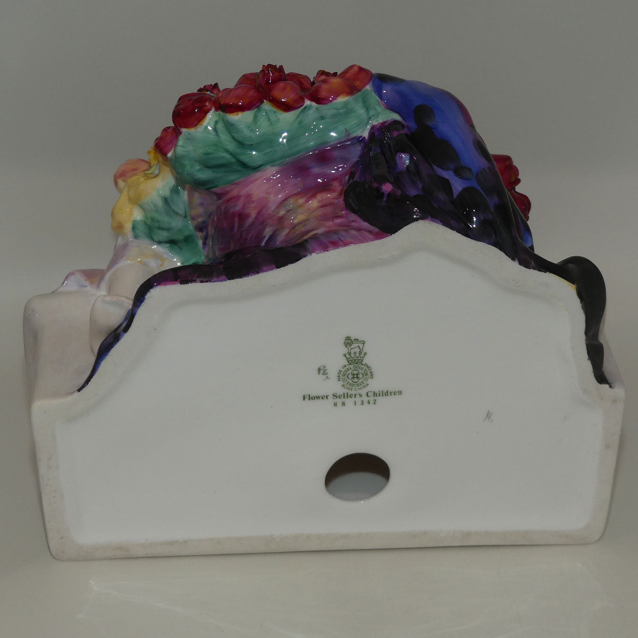 HN1342 Royal Doulton figurine The Flower Seller's Children