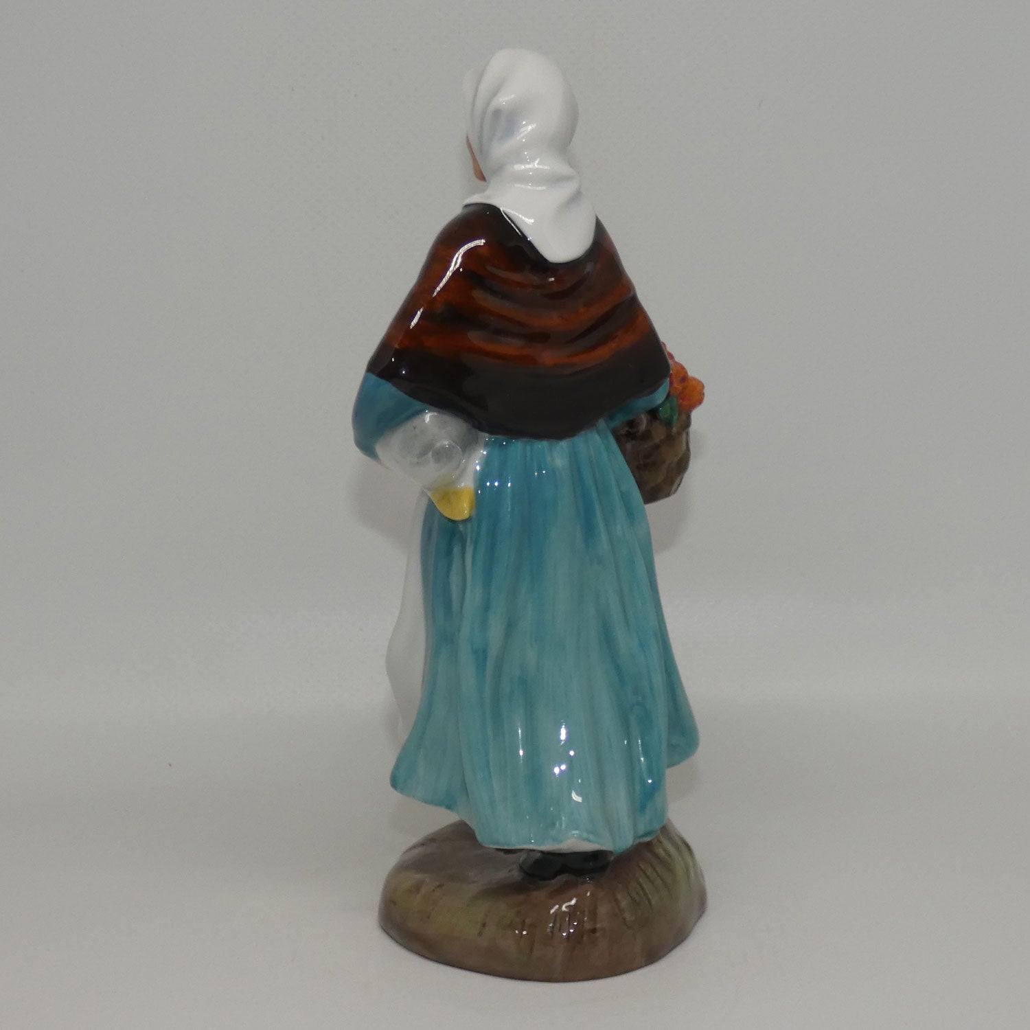 hn1991-royal-doulton-figure-a-country-lass
