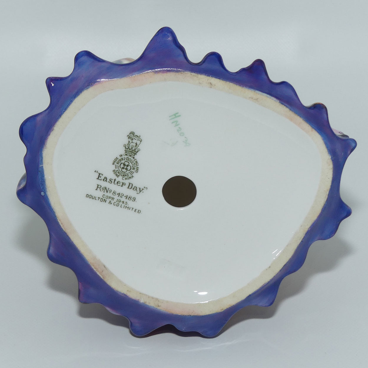 HN2039 Royal Doulton figurine Easter Day | Multicoloured  