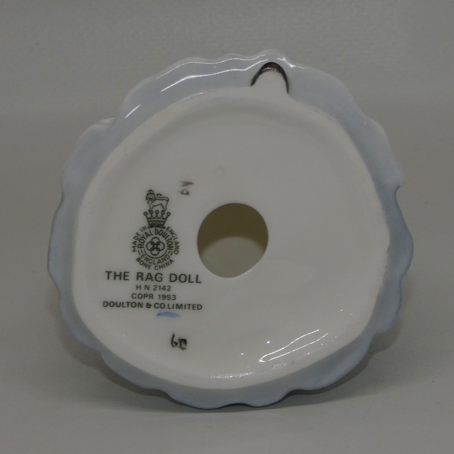 hn2142-royal-doulton-figure-rag-doll