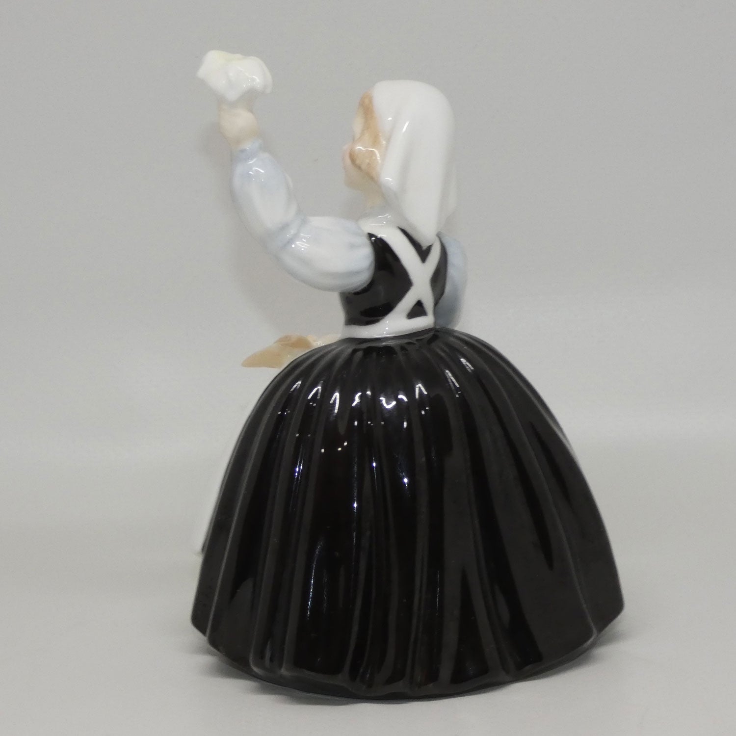 hn2151-royal-doulton-figure-mothers-help