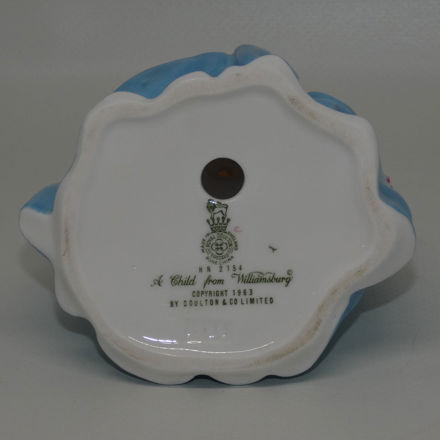 hn2154-royal-doulton-figure-a-child-from-williamsburg