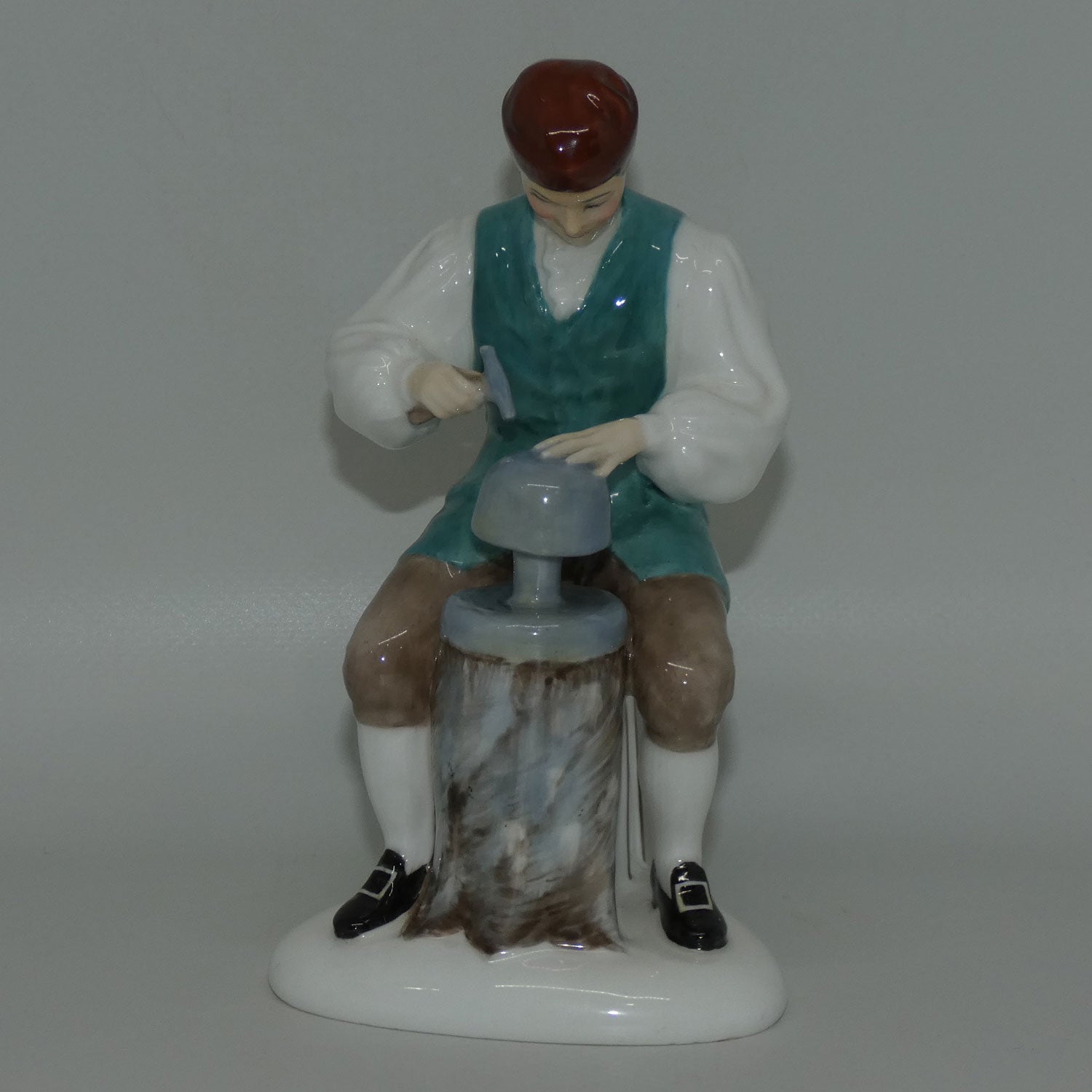 hn2208-royal-doulton-figure-silversmith-of-williamsburg