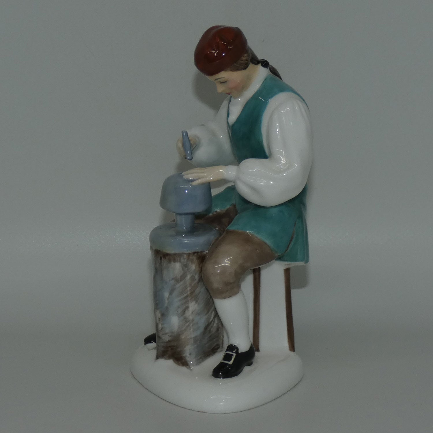 hn2208-royal-doulton-figure-silversmith-of-williamsburg