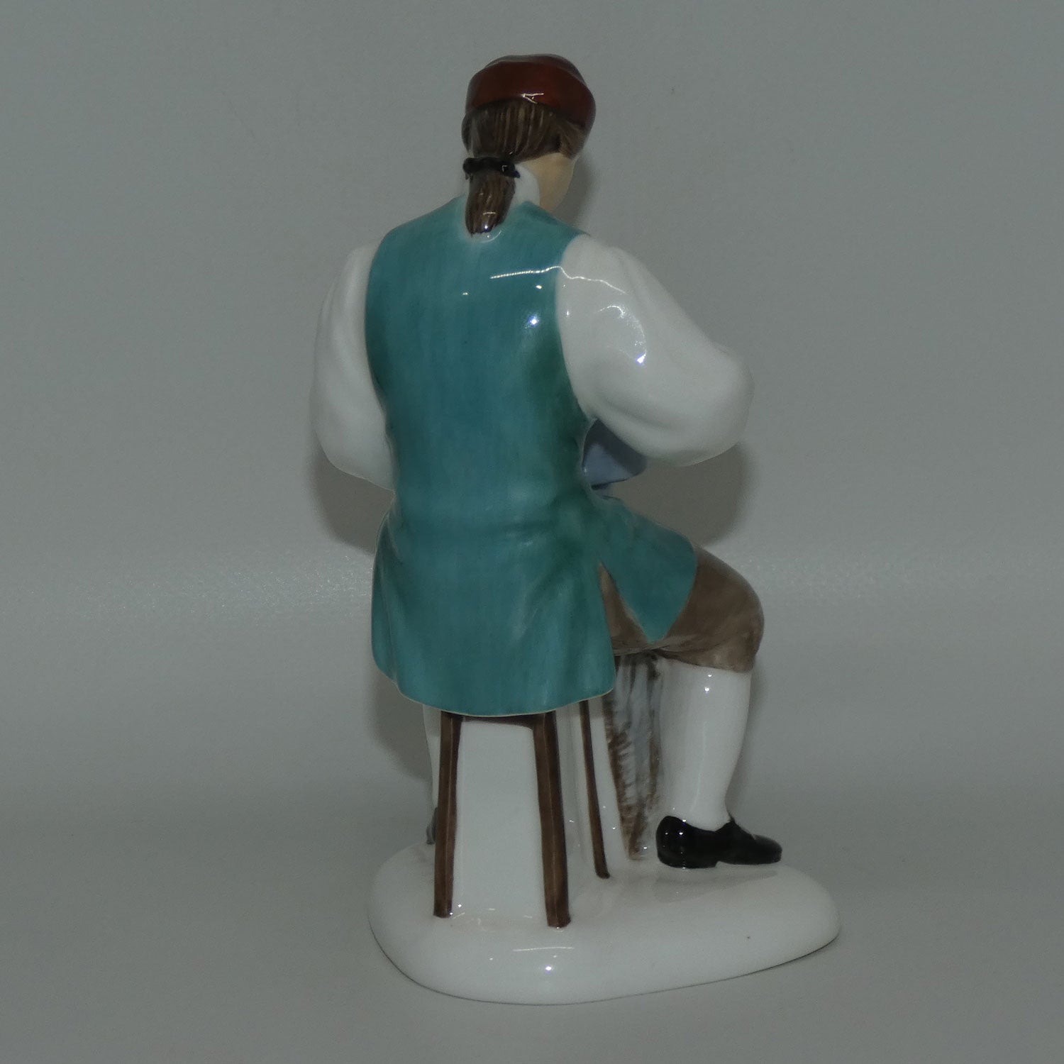 hn2208-royal-doulton-figure-silversmith-of-williamsburg