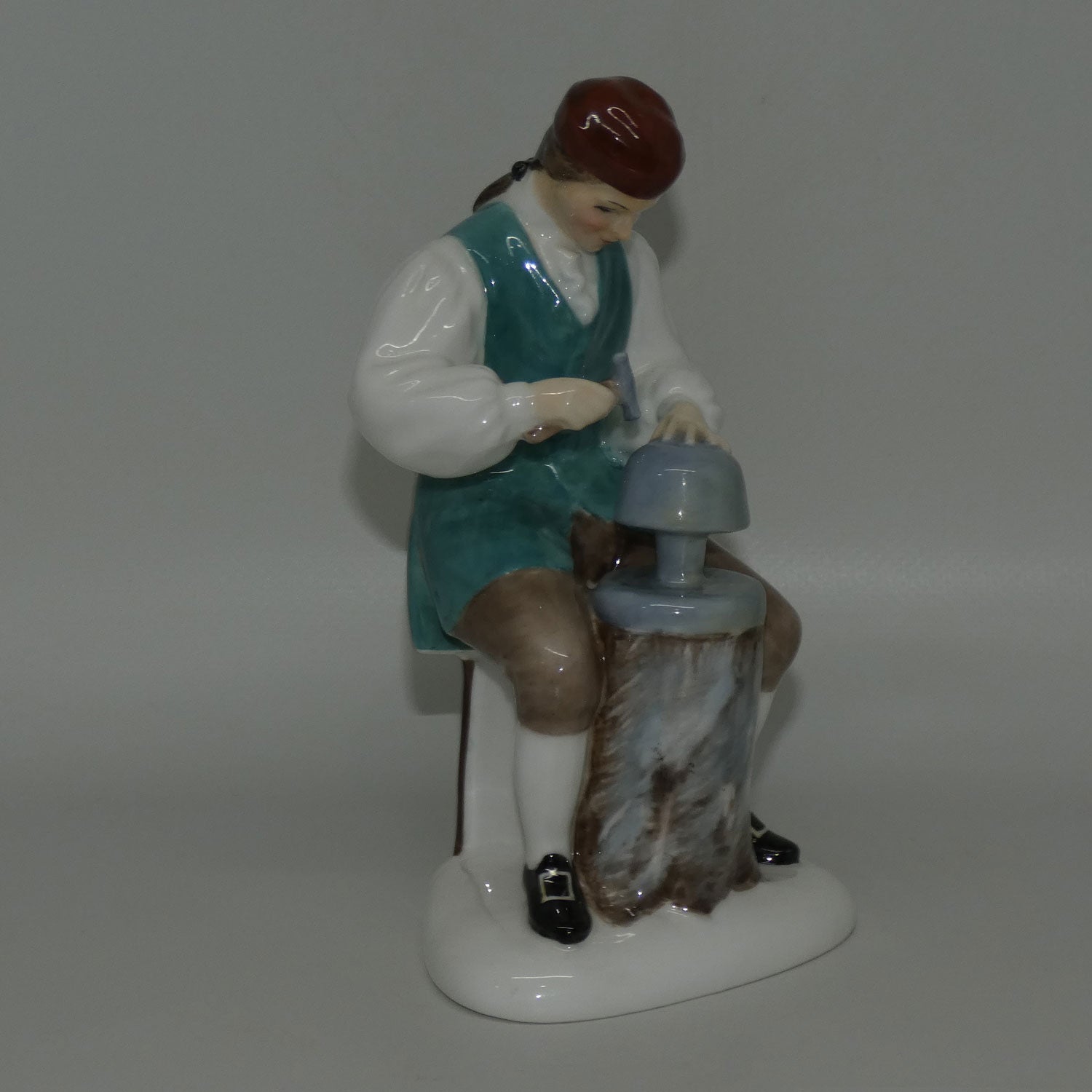hn2208-royal-doulton-figure-silversmith-of-williamsburg
