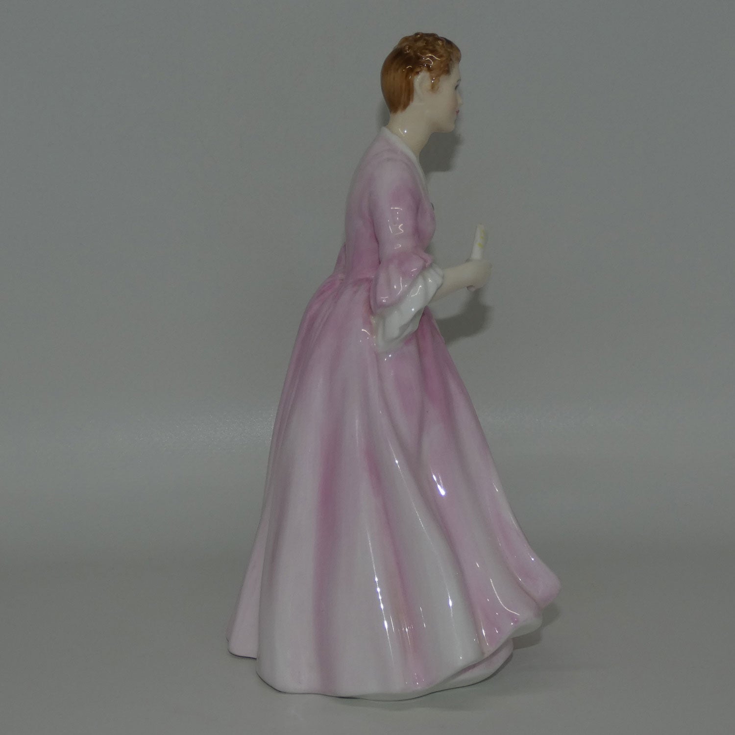 hn2209-royal-doulton-figure-hostess-of-williamsburg