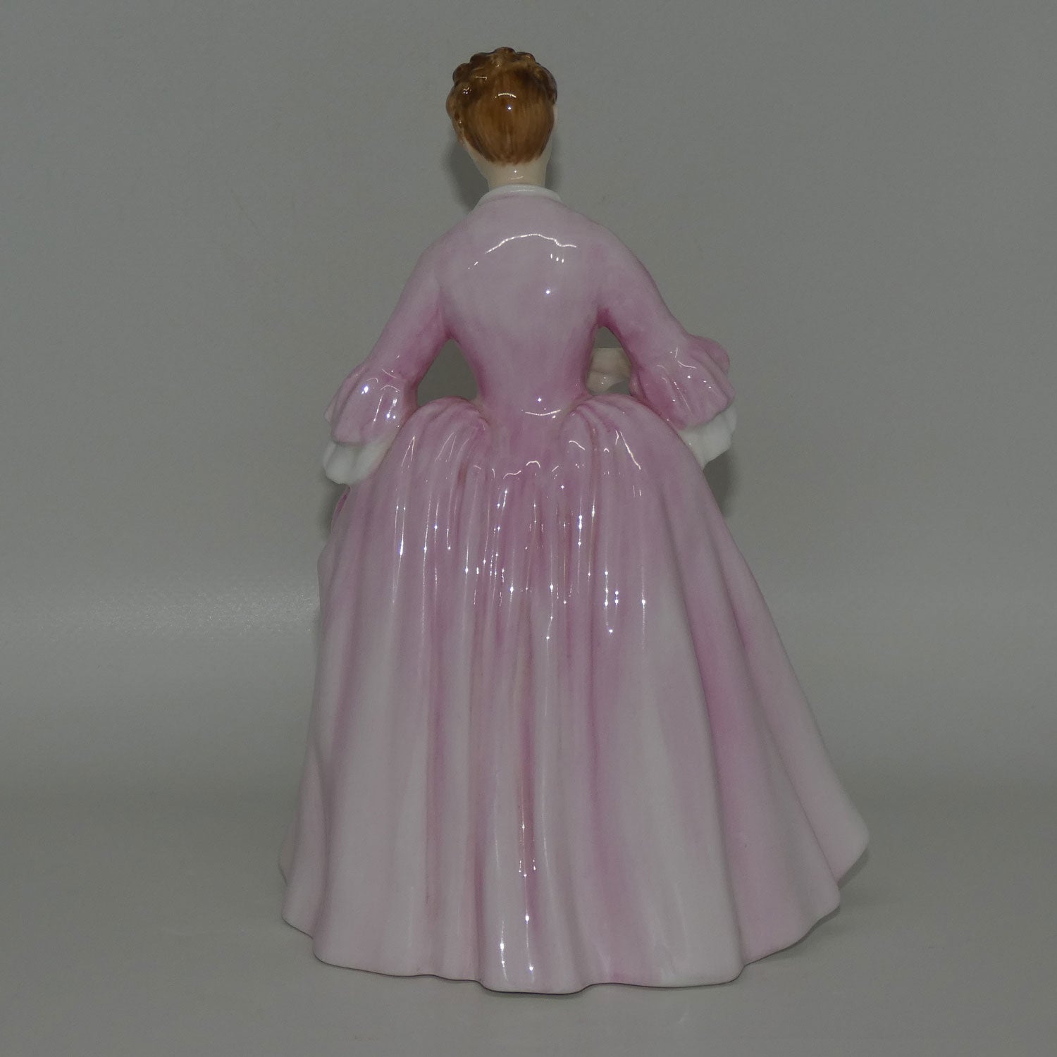 hn2209-royal-doulton-figure-hostess-of-williamsburg