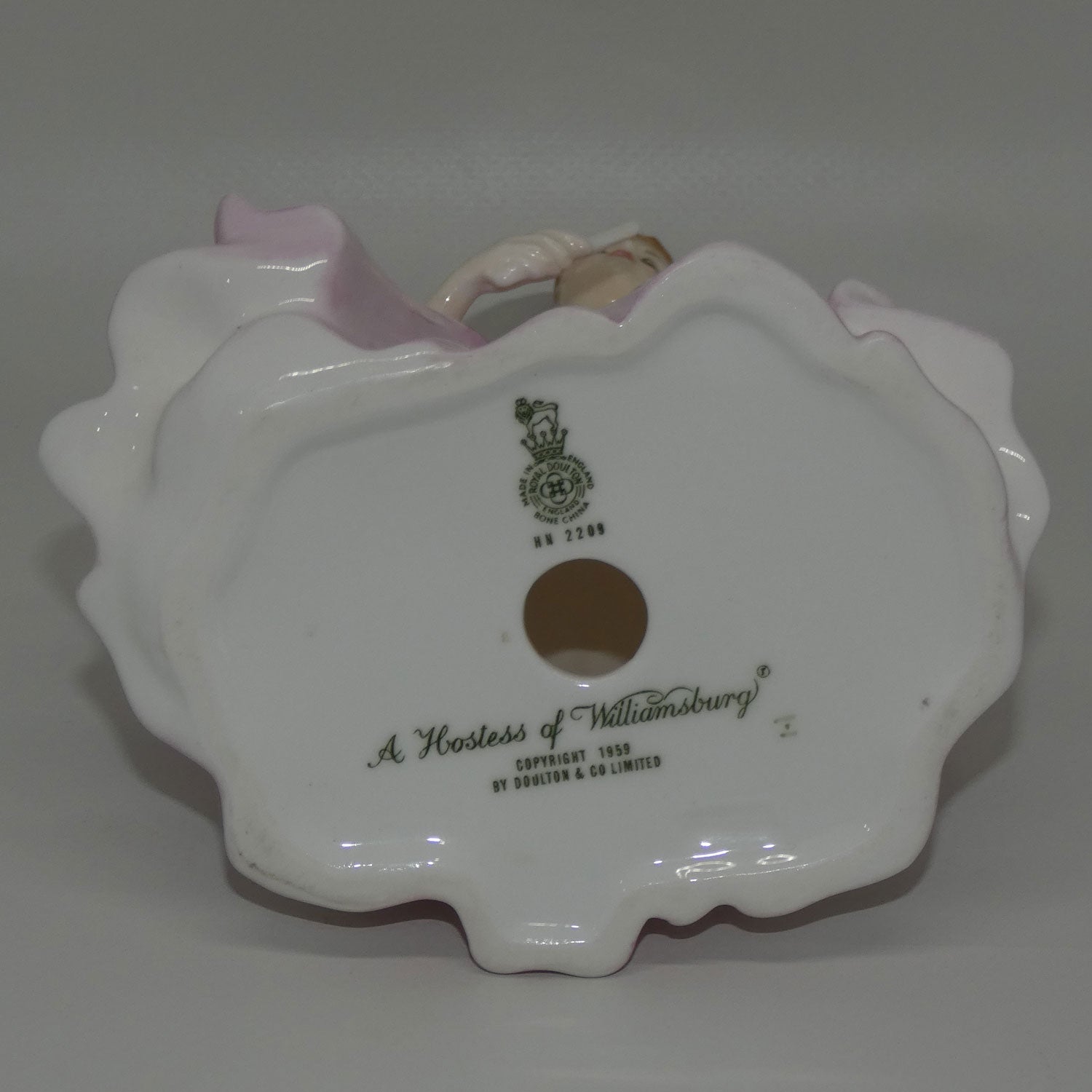 hn2209-royal-doulton-figure-hostess-of-williamsburg