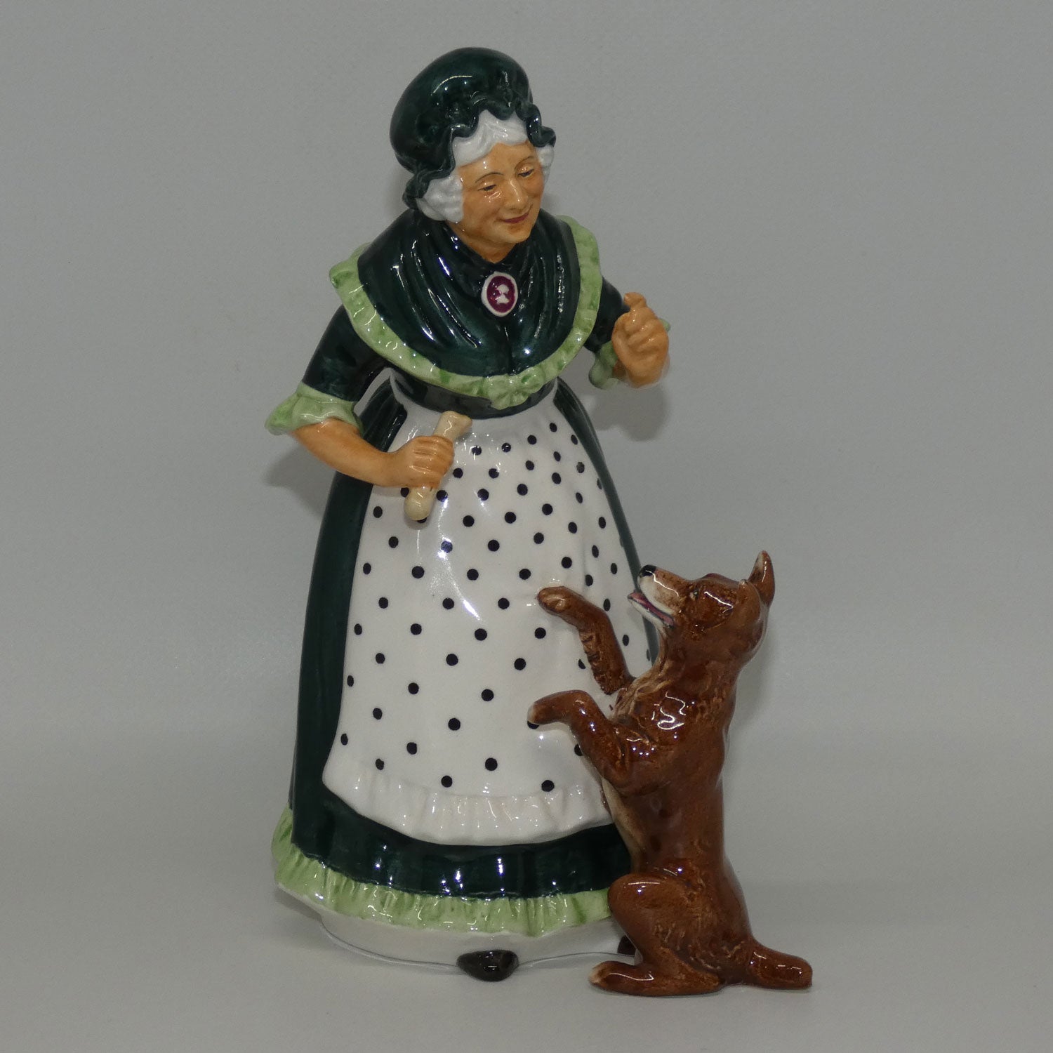 hn2314-royal-doulton-figure-old-mother-hubbard