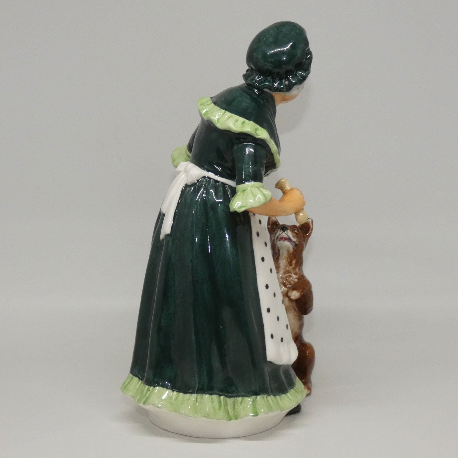 hn2314-royal-doulton-figure-old-mother-hubbard