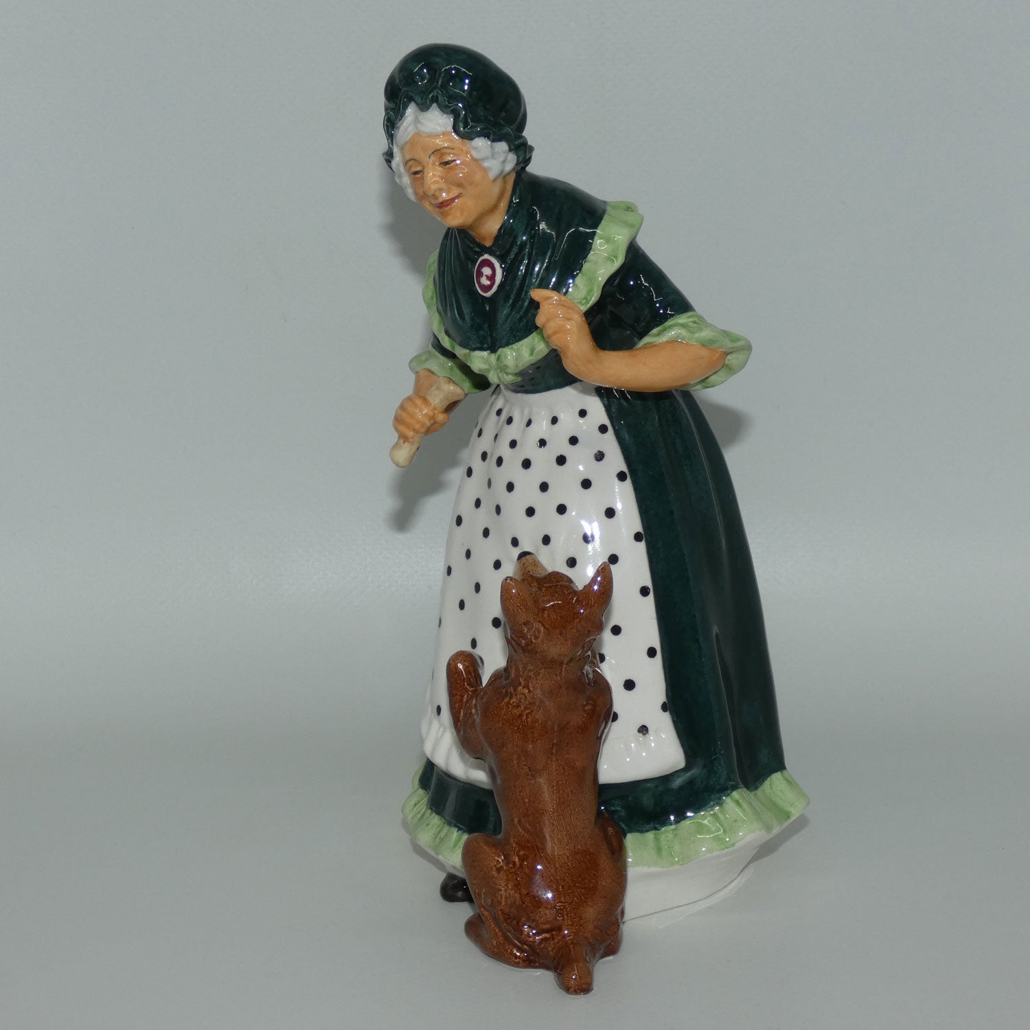 hn2314-royal-doulton-figure-old-mother-hubbard
