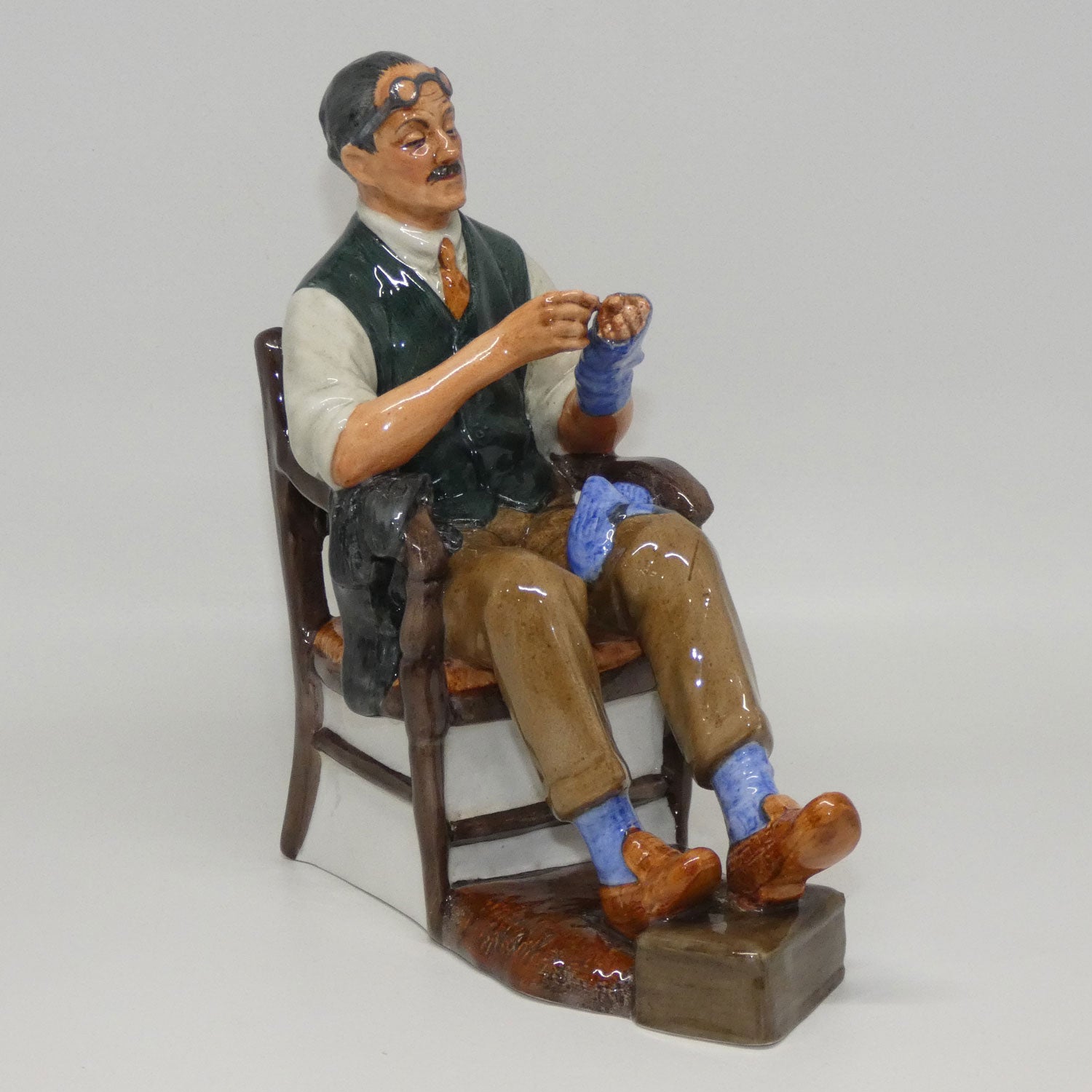 hn2319-royal-doulton-figure-the-bachelor