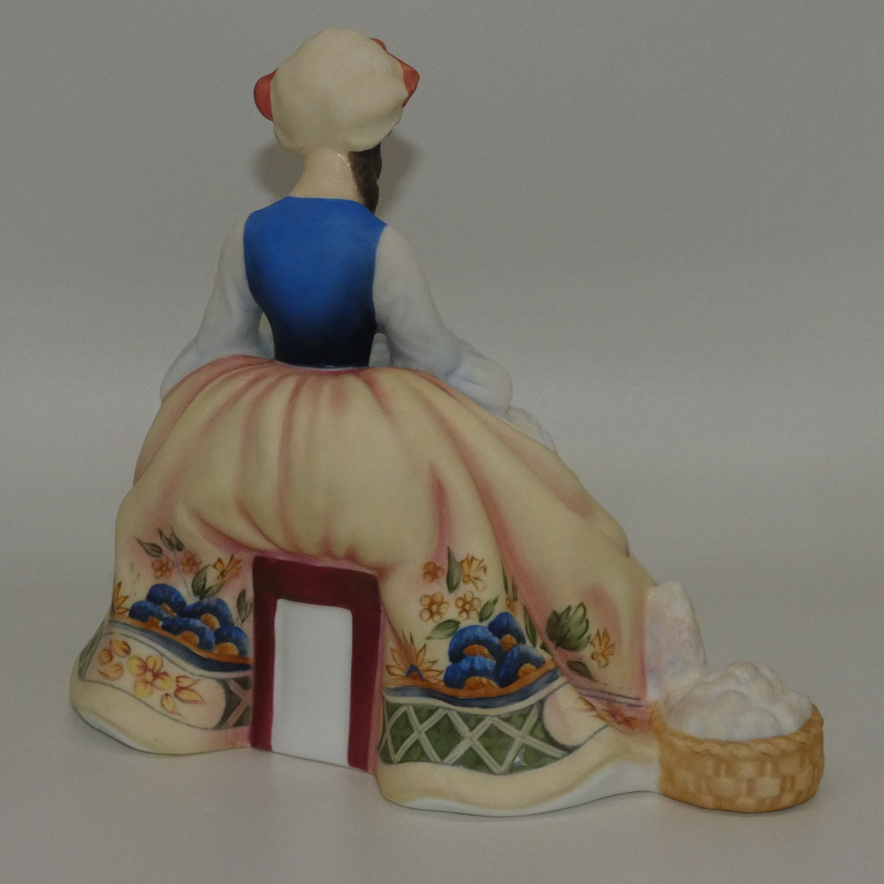 hn2390-royal-doulton-figure-spinning