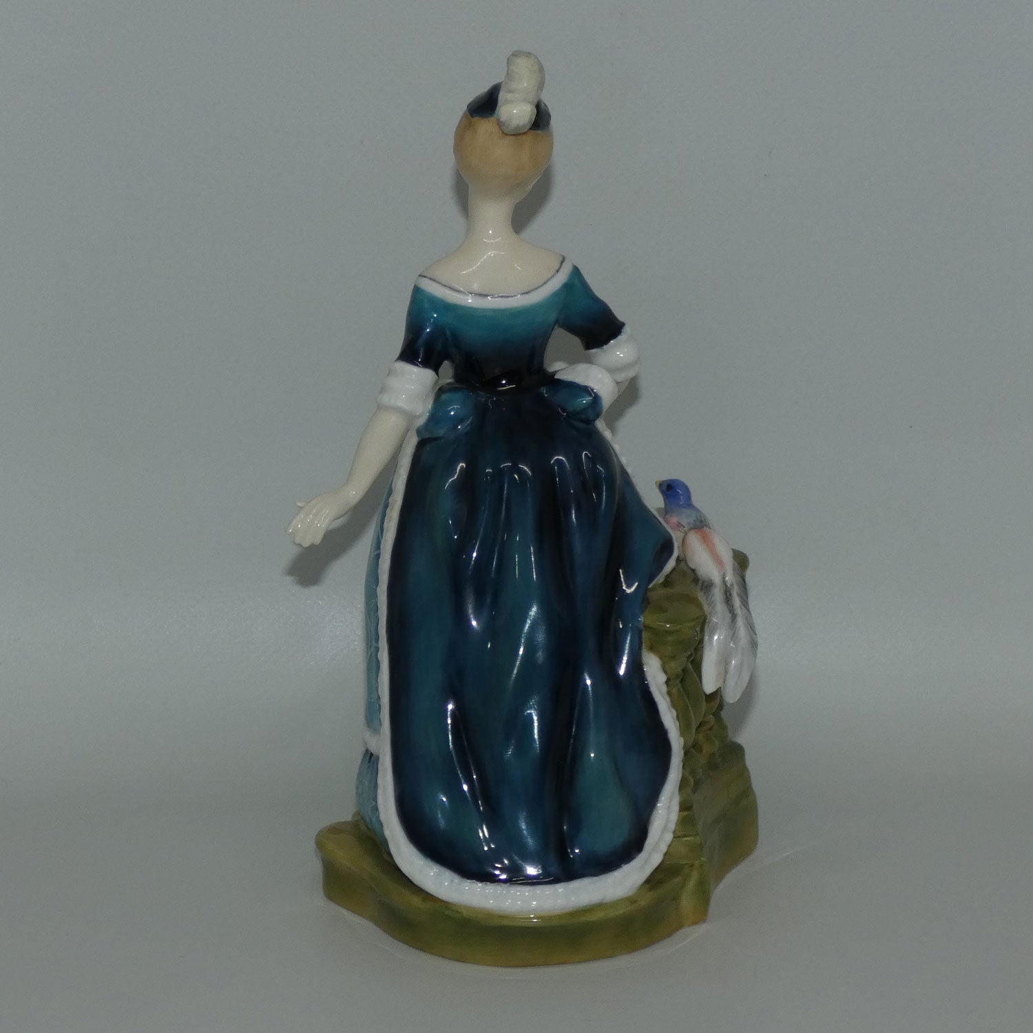 hn2724-royal-doulton-figure-clarinda