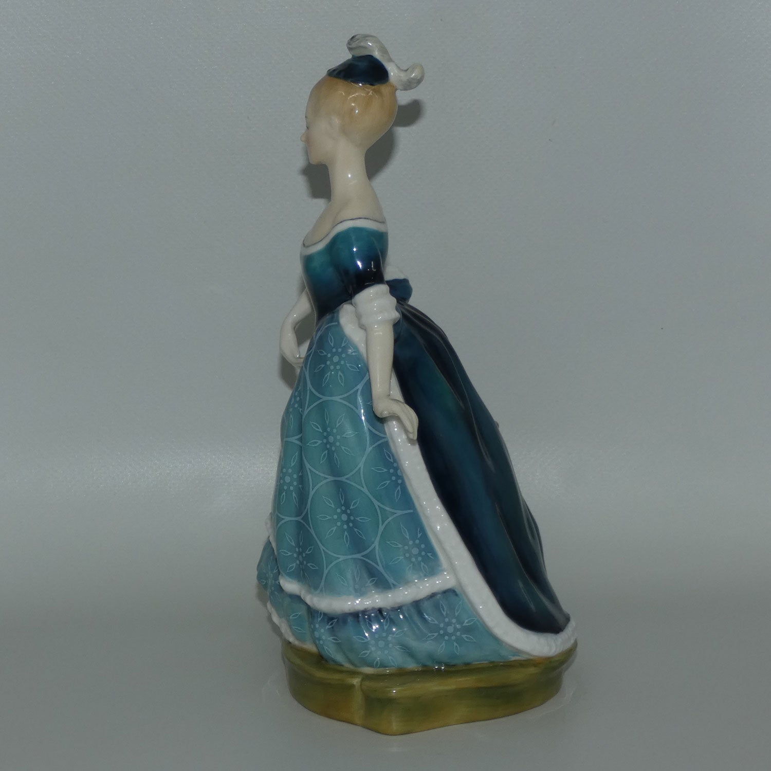 hn2724-royal-doulton-figure-clarinda