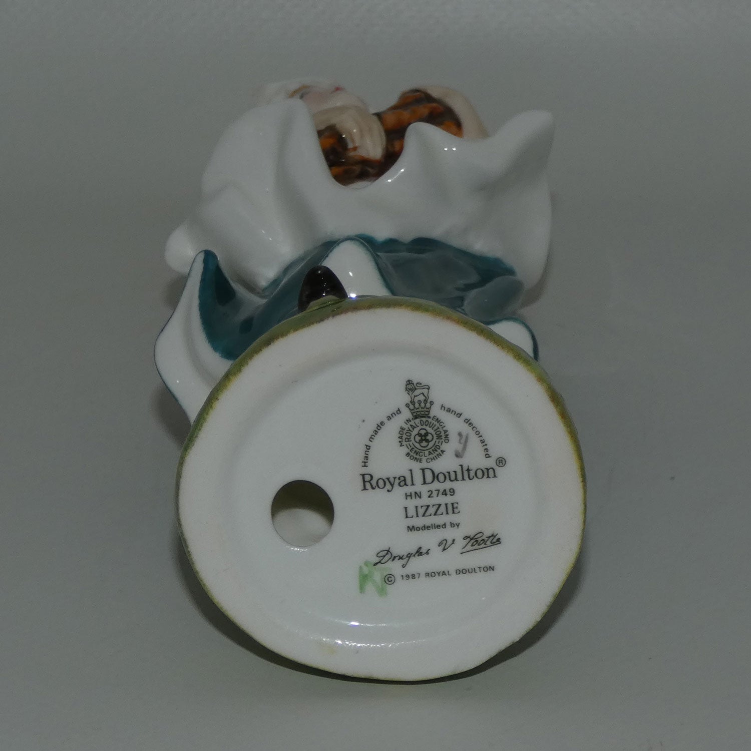 hn2749-royal-doulton-figure-lizzie