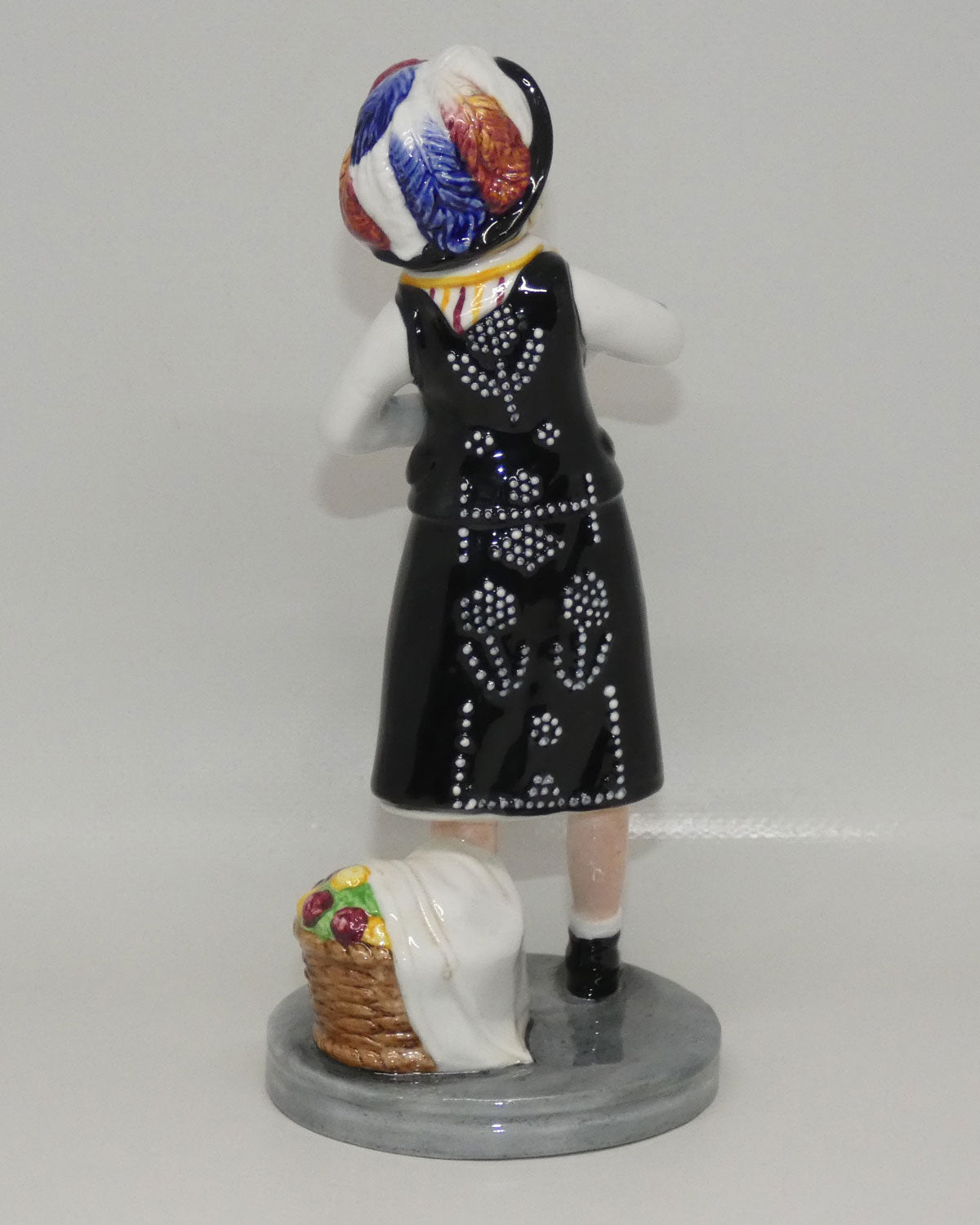 hn2769-royal-doulton-figure-pearly-girl