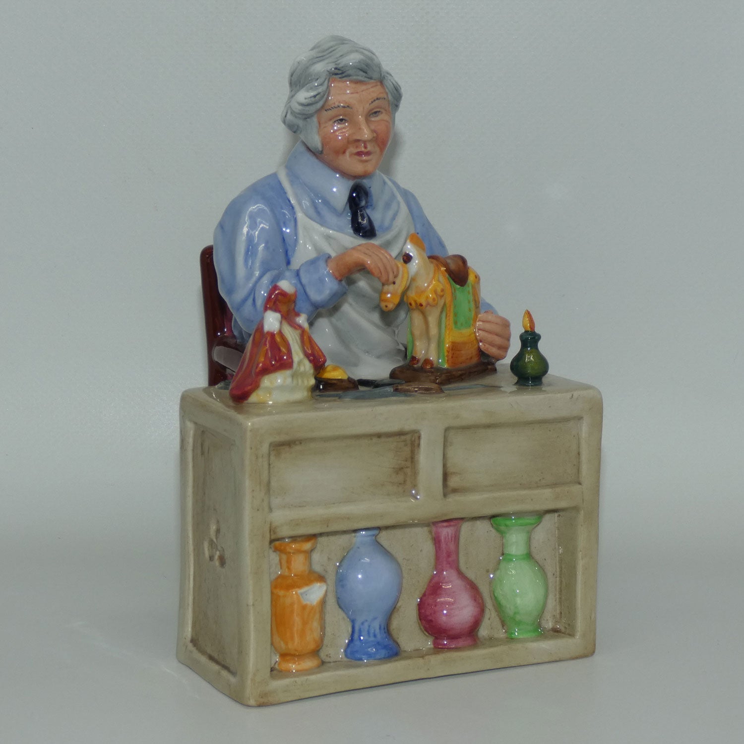 hn2943-royal-doulton-figure-the-china-repairer