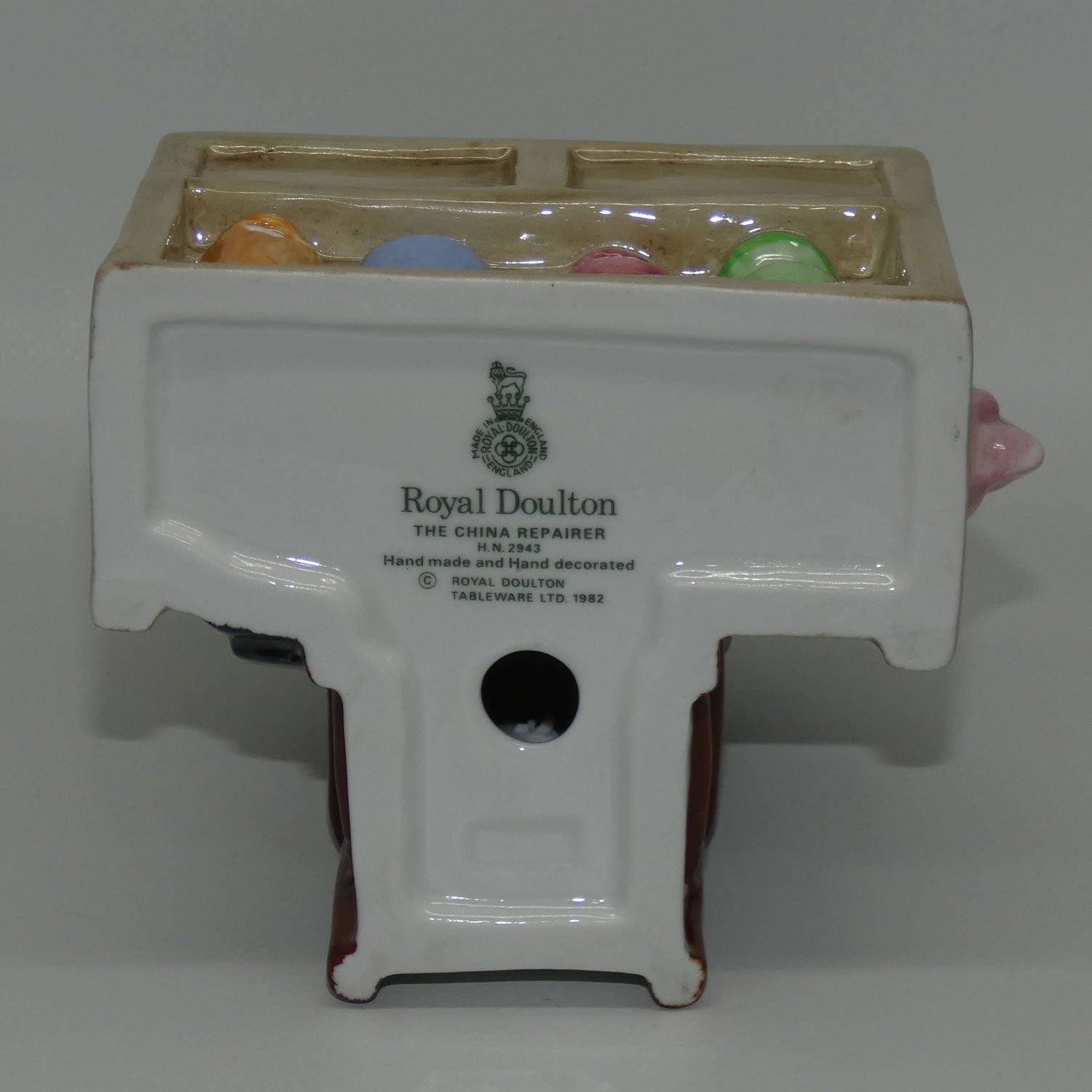 hn2943-royal-doulton-figure-the-china-repairer