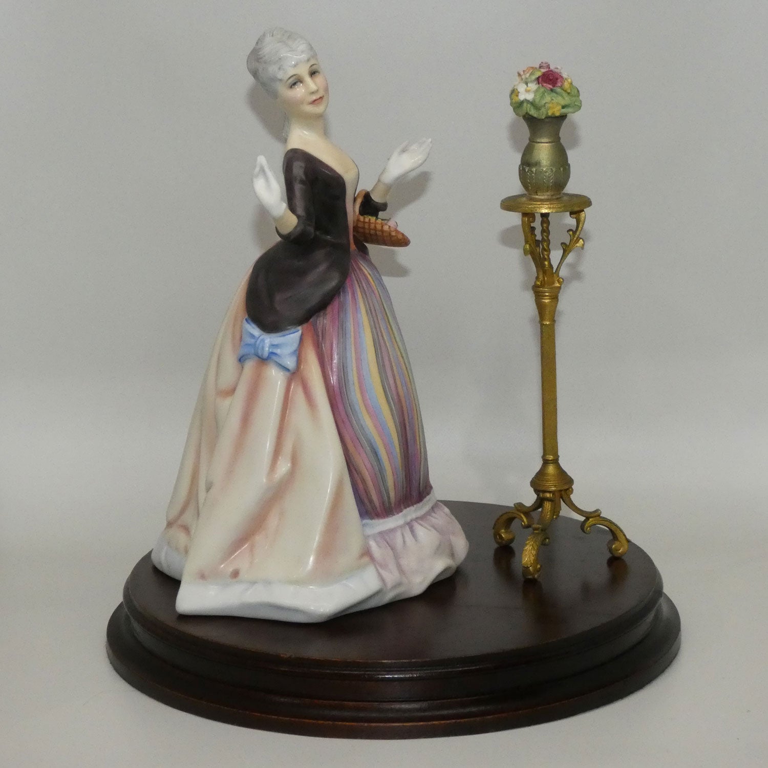 hn3040-royal-doulton-figure-flower-arranging