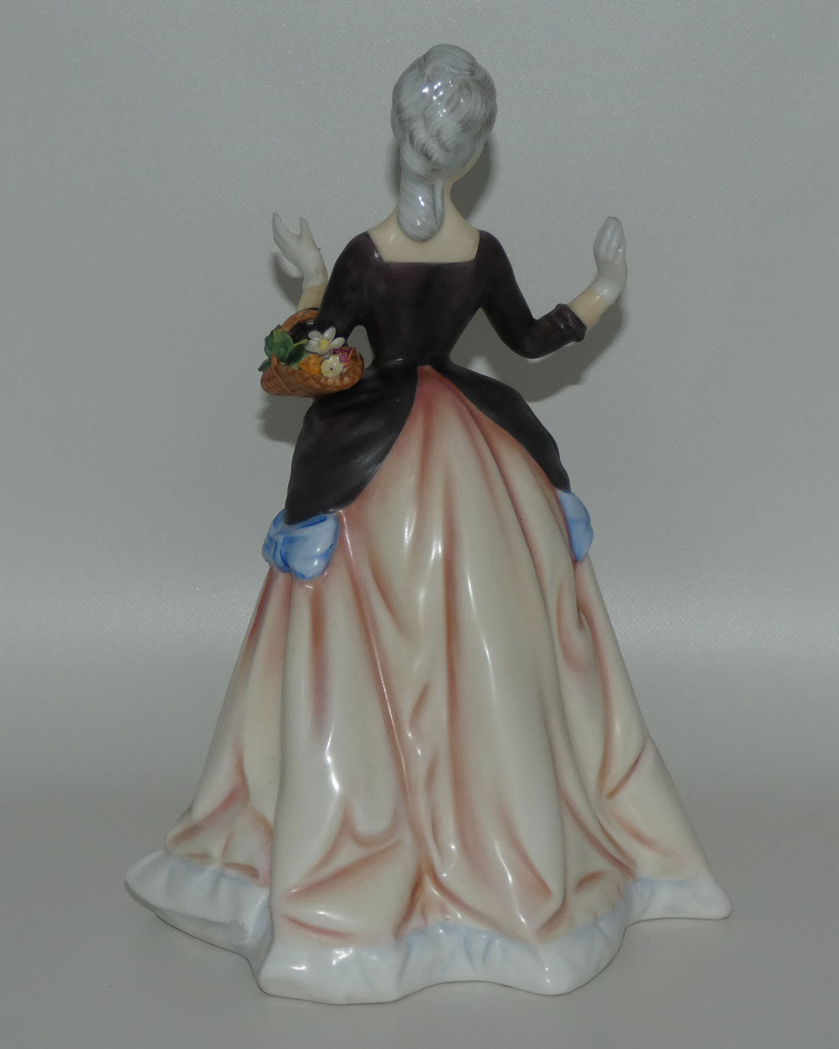 hn3040-royal-doulton-figure-flower-arranging