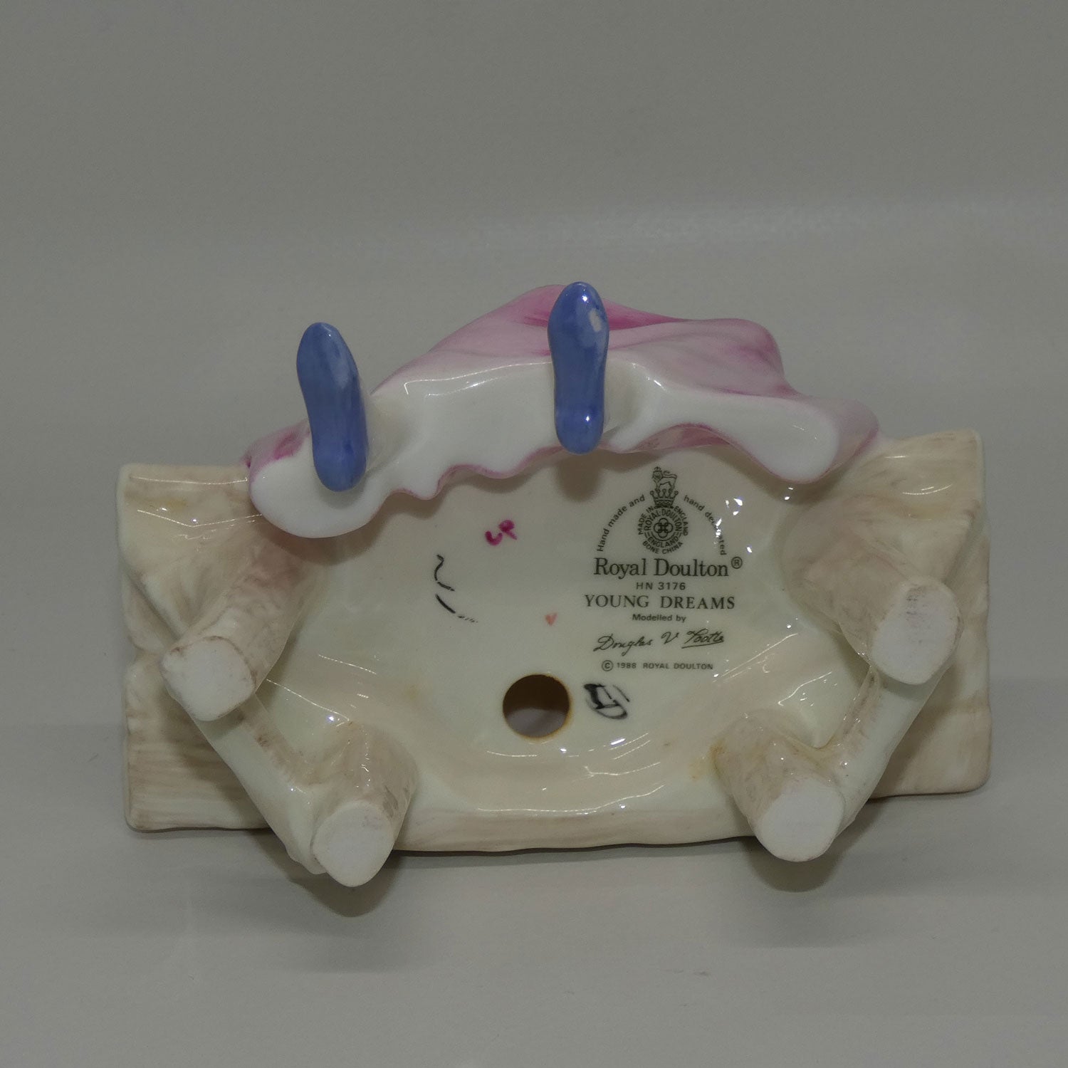 hn3176-royal-doulton-figure-young-dreams