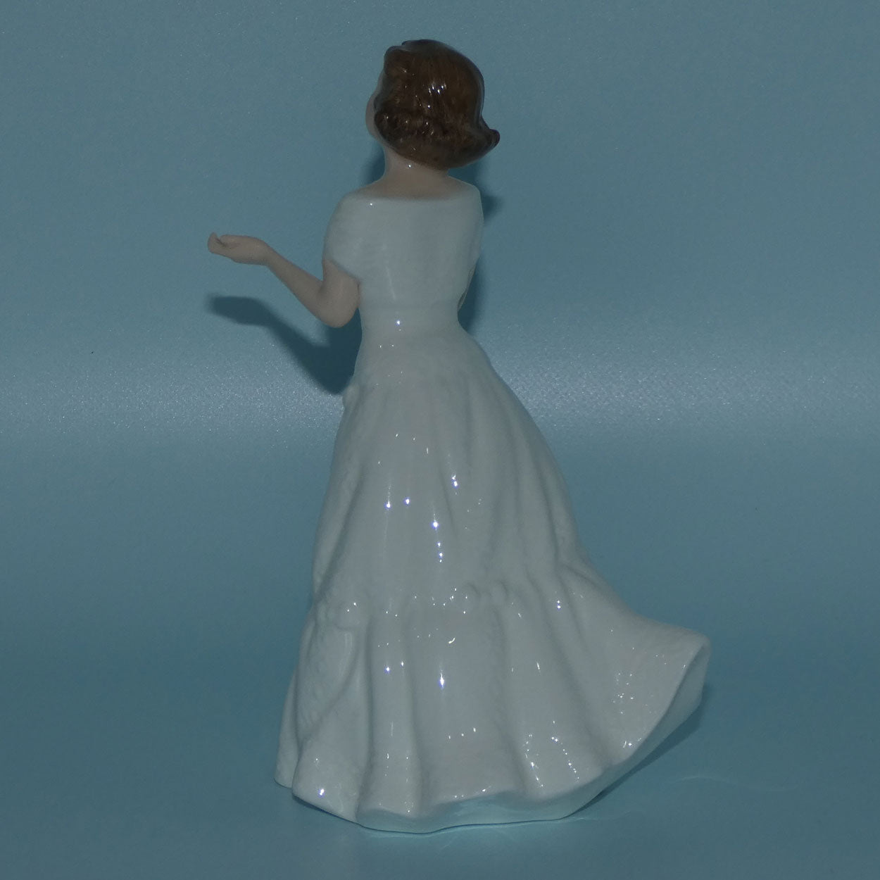hn3764-royal-doulton-figure-welcome