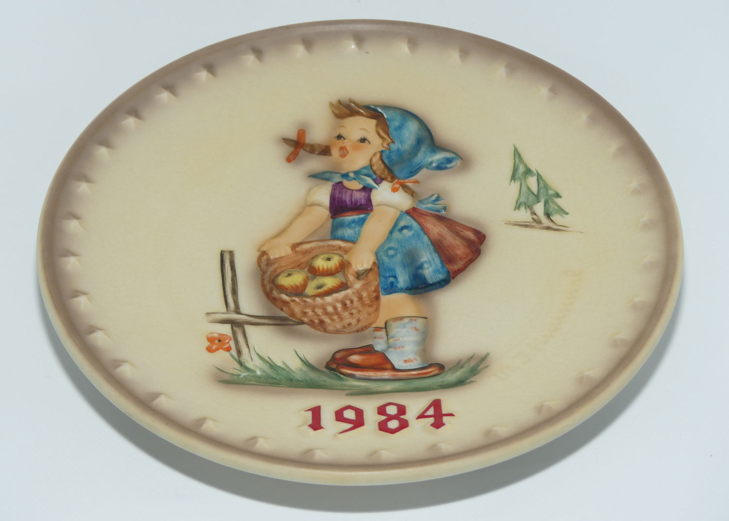 HUM0277 MI Hummel Annual Plate 1984 Little Helper