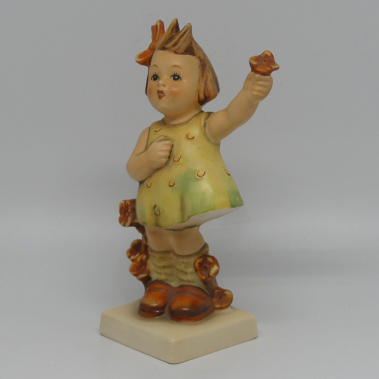 hum0072-mi-hummel-figure-spring-cheer-tmk3