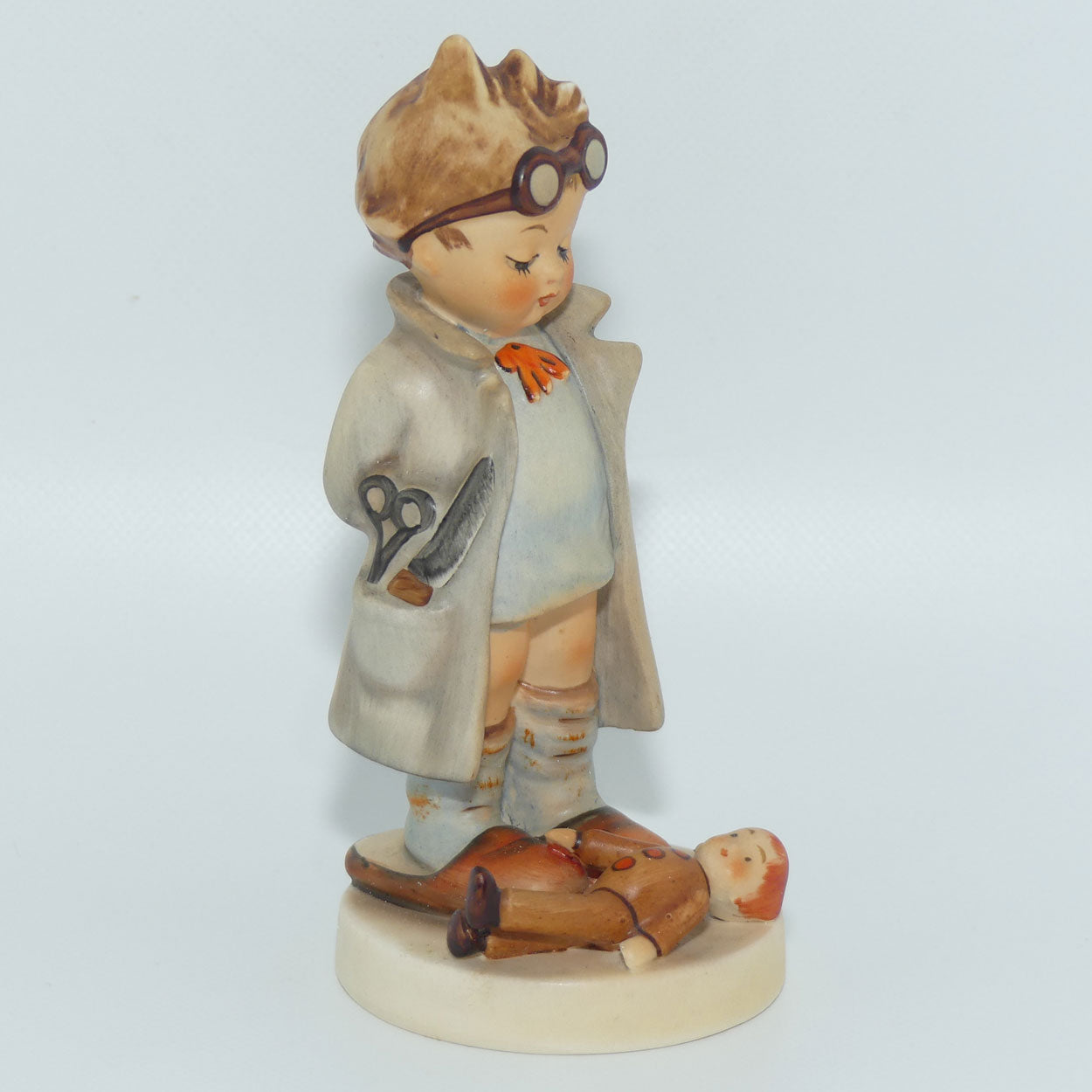 HUM0127 MI Hummel figure Doctor | TMK3