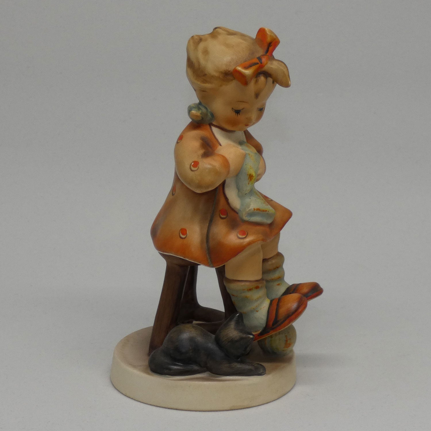 hum133-mi-hummel-mothers-helper